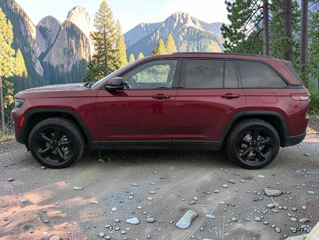 Used 2023 Jeep Grand Cherokee Altitude AWD/4WD image 3