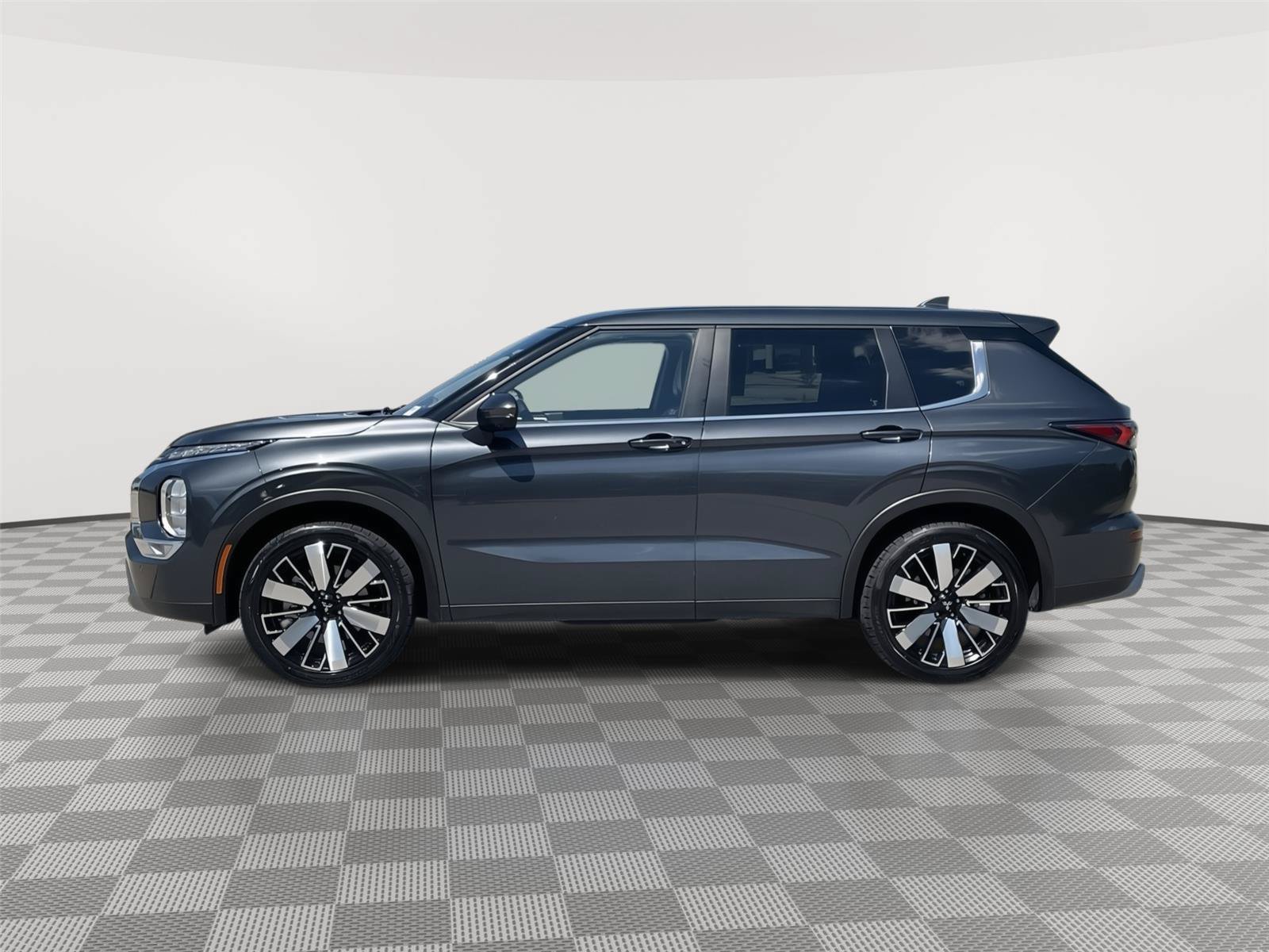 Used 2025 Mitsubishi Outlander SE FWD image 2