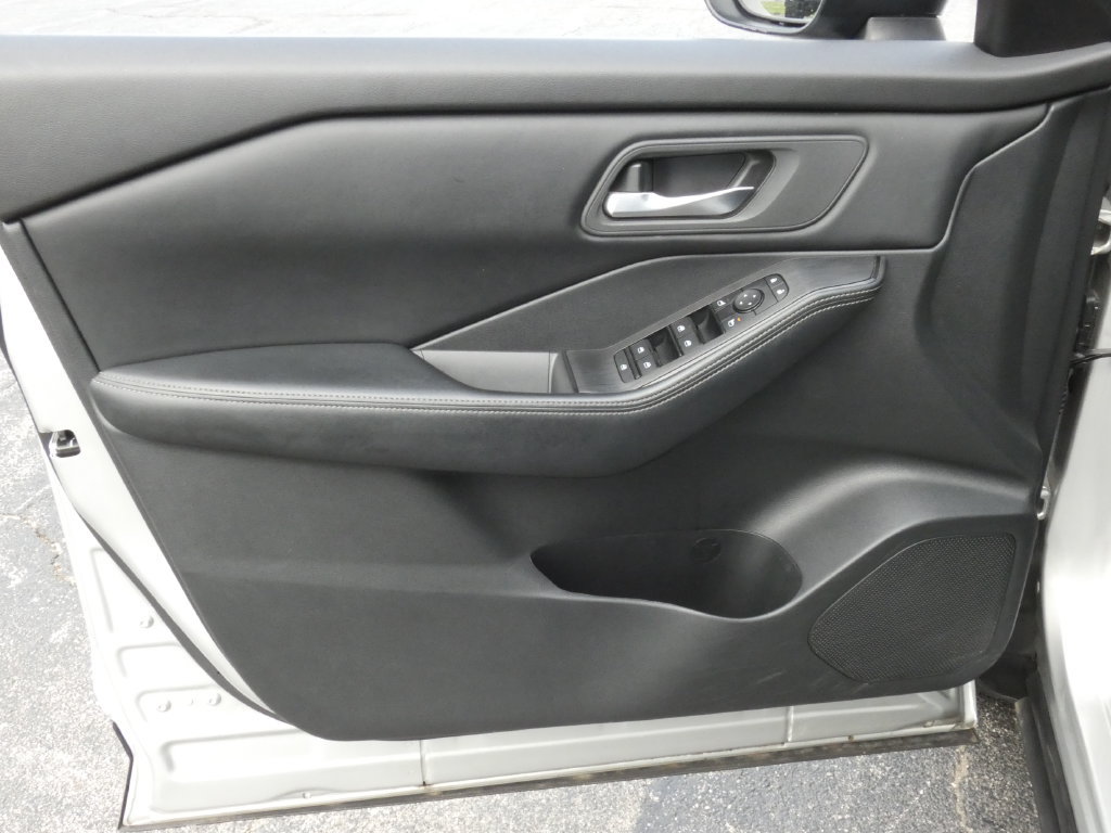 Used 2024 Nissan Rogue SV AWD/4WD image 9