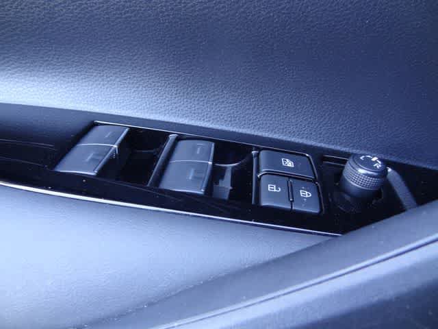 Used 2022 Toyota Corolla SE FWD image 13