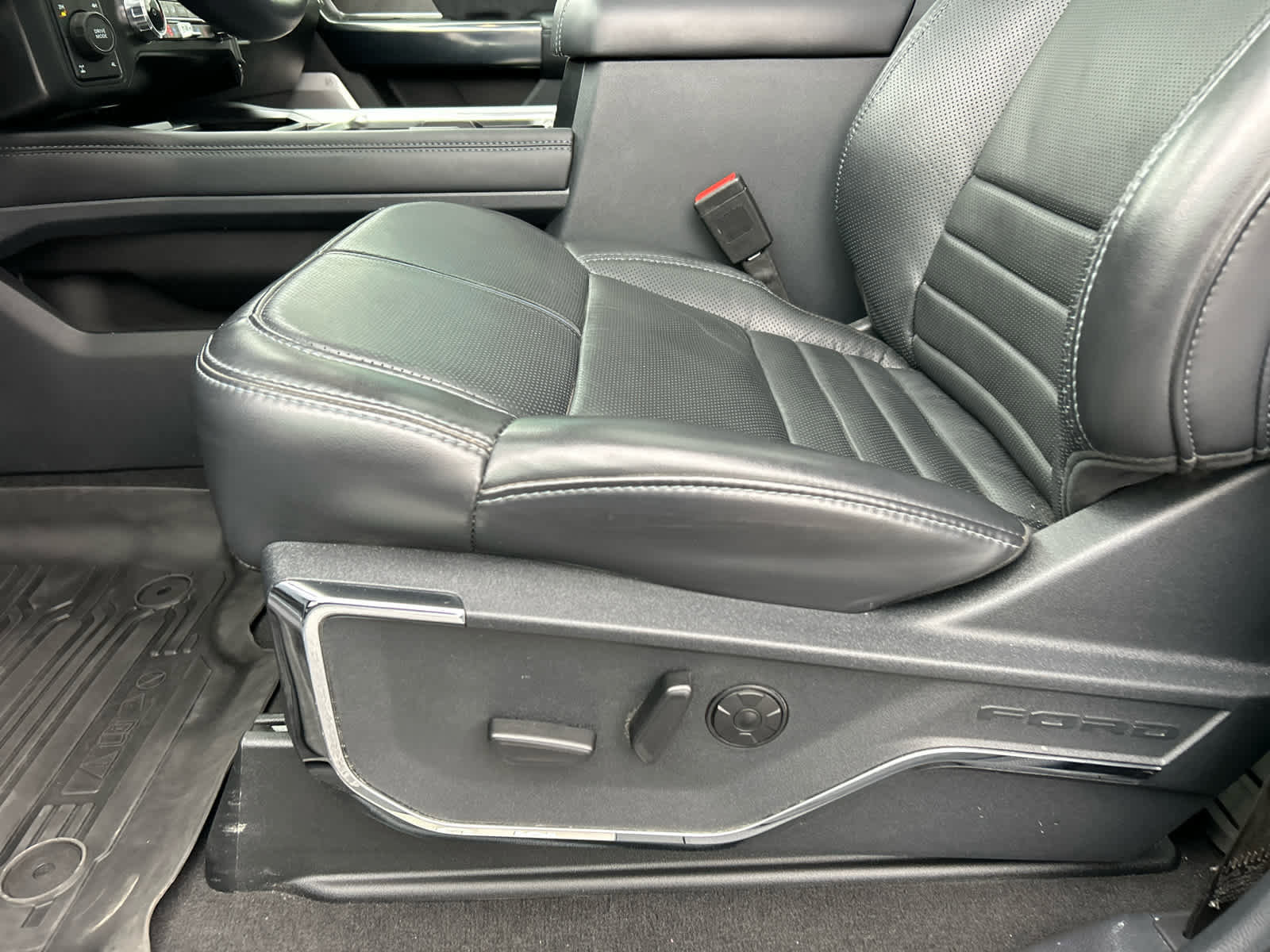 Certified 2025 Ford F350 Platinum image 28