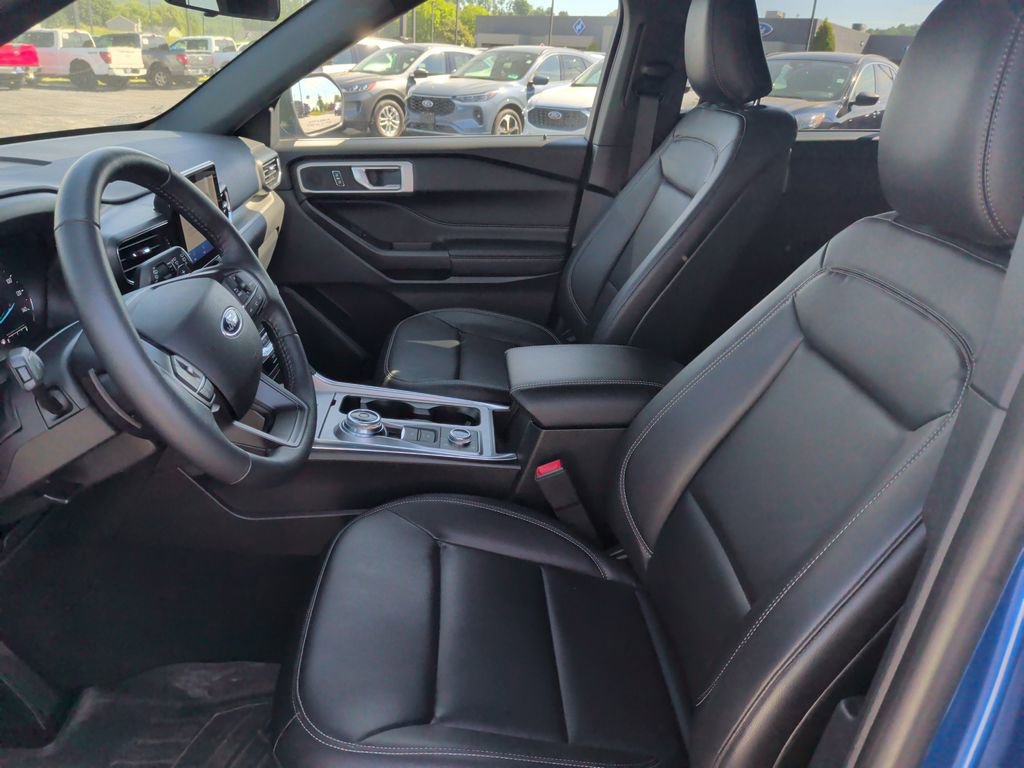 Certified 2020 Ford Explorer XLT w/ Equipment Group 202A AWD/4WD image 4