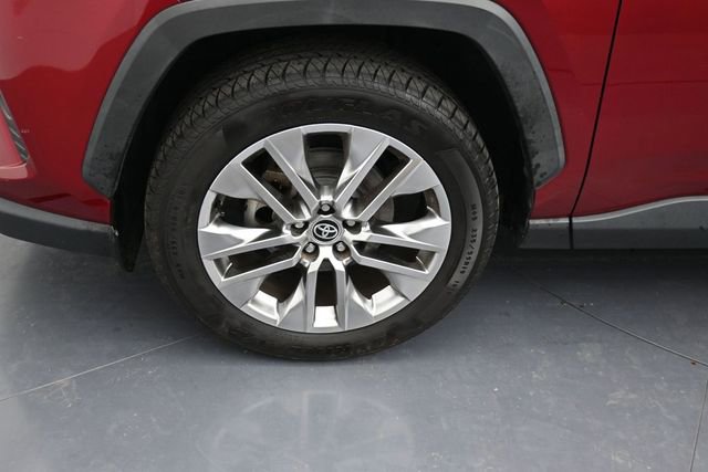 Used 2020 Toyota RAV4 XLE Premium FWD image 9