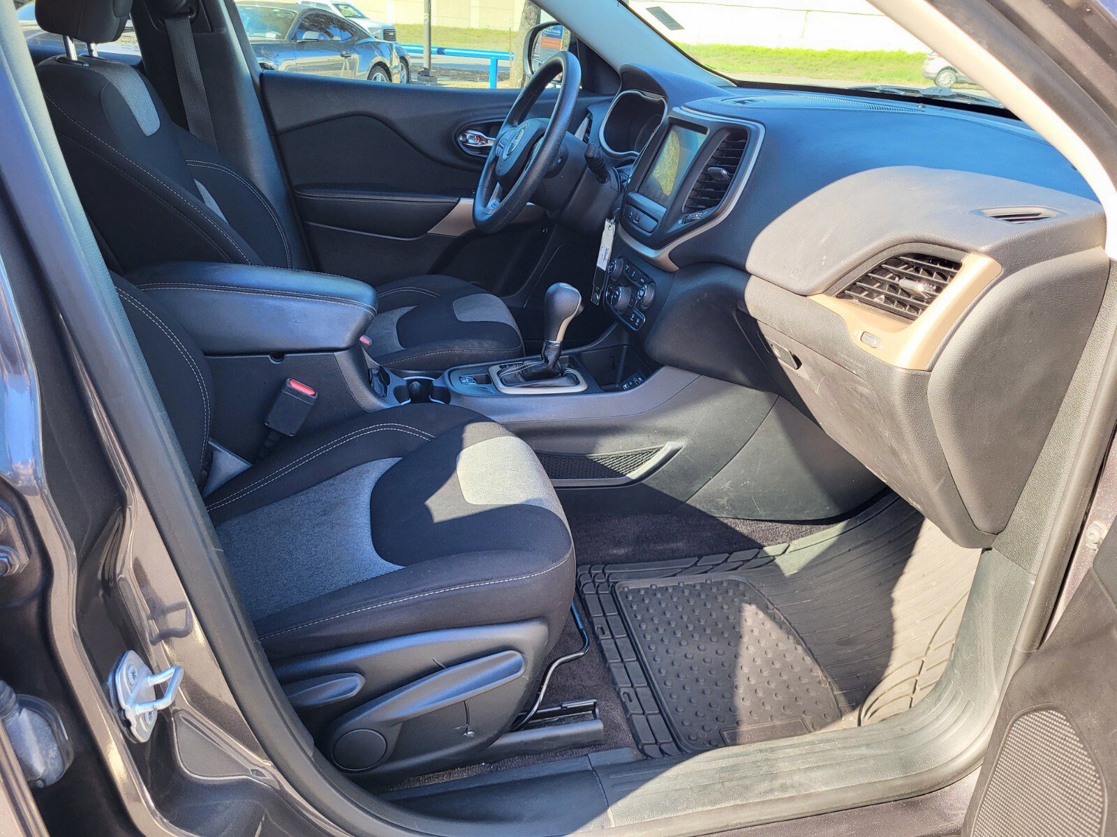 Used 2018 Jeep Cherokee Latitude image 12