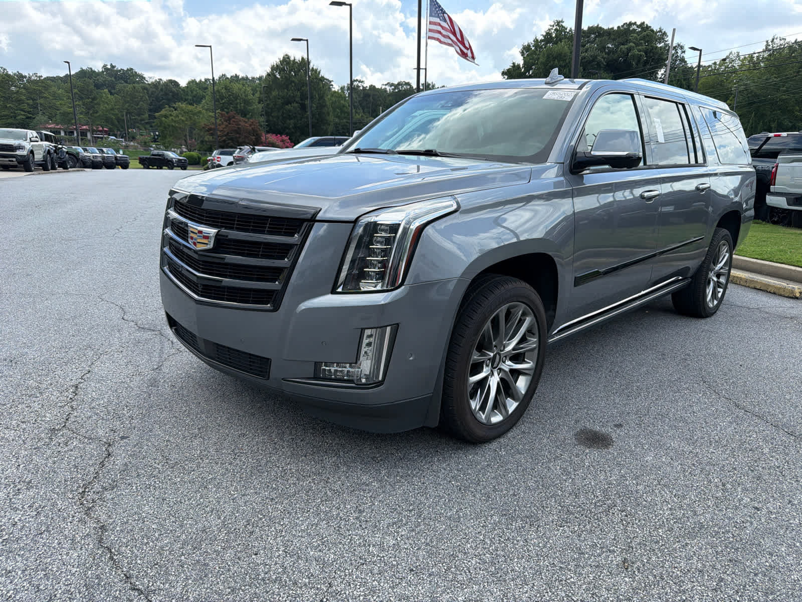 Used 2020 Cadillac Escalade ESV Premium Luxury w/ Escalade Sport Edition RWD image 2