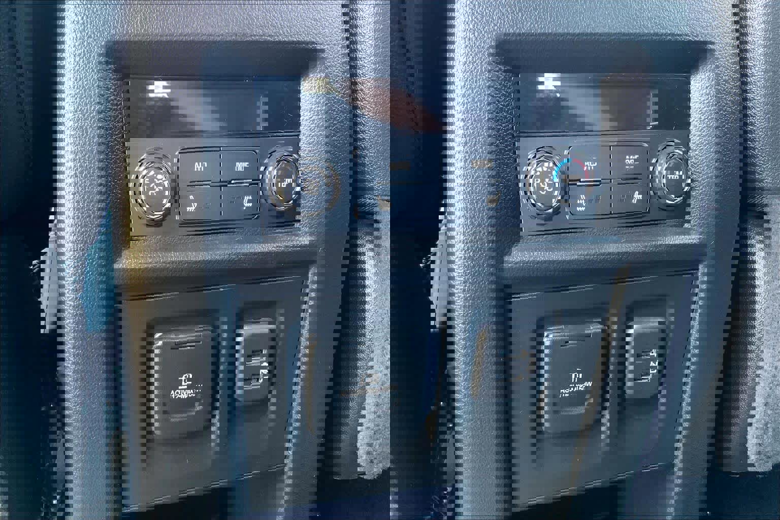 Used 2023 Chevrolet Traverse High Country image 33