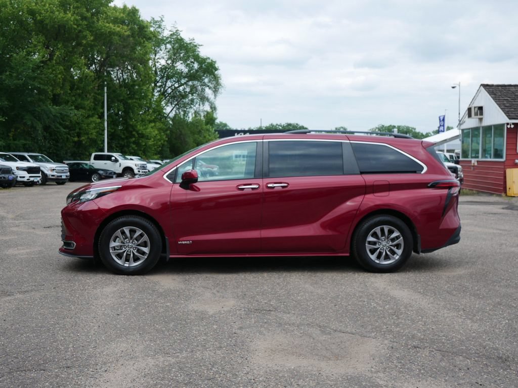 Used 2021 Toyota Sienna XLE w/ XLE Plus Package FWD image 5