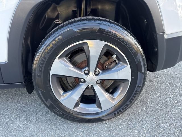 Used 2019 Jeep Cherokee Limited AWD/4WD image 12