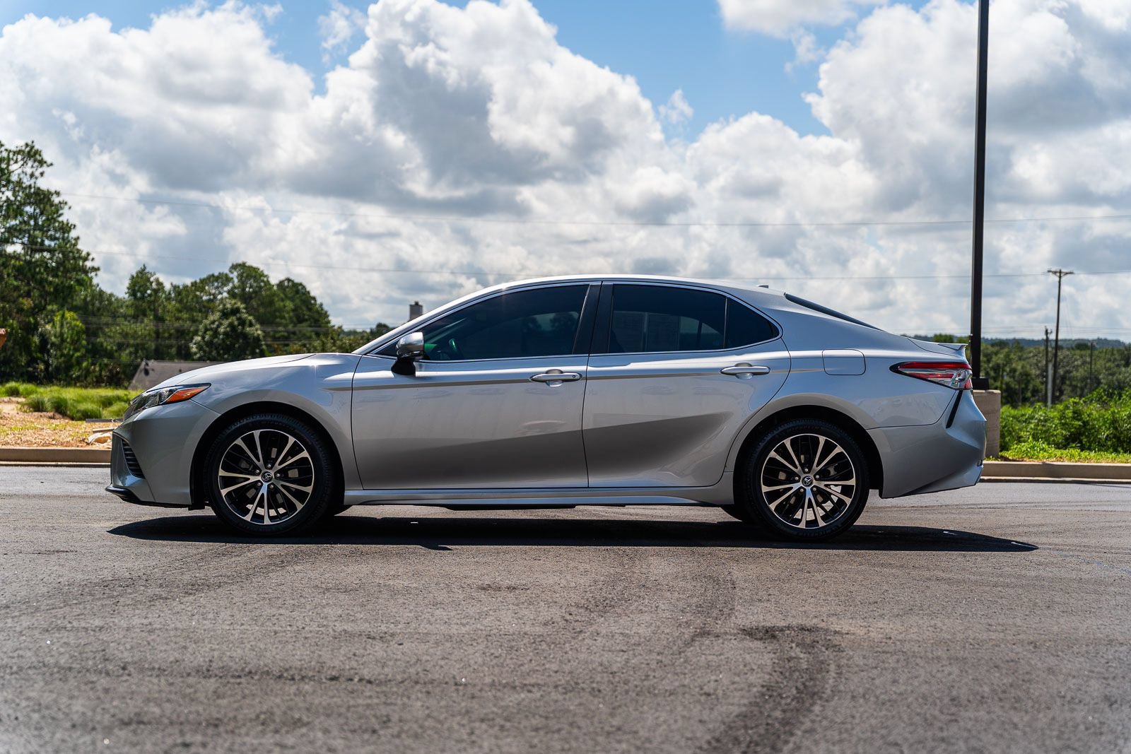 Used 2019 Toyota Camry SE w/ Convenience Package FWD image 4