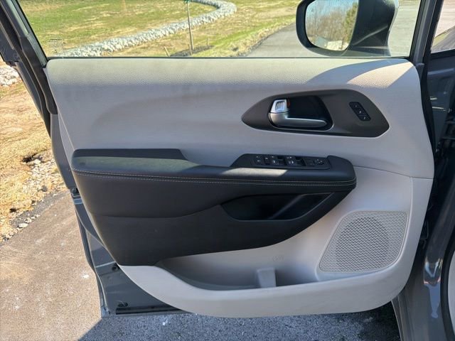 Used 2023 Chrysler Pacifica Touring-L image 23