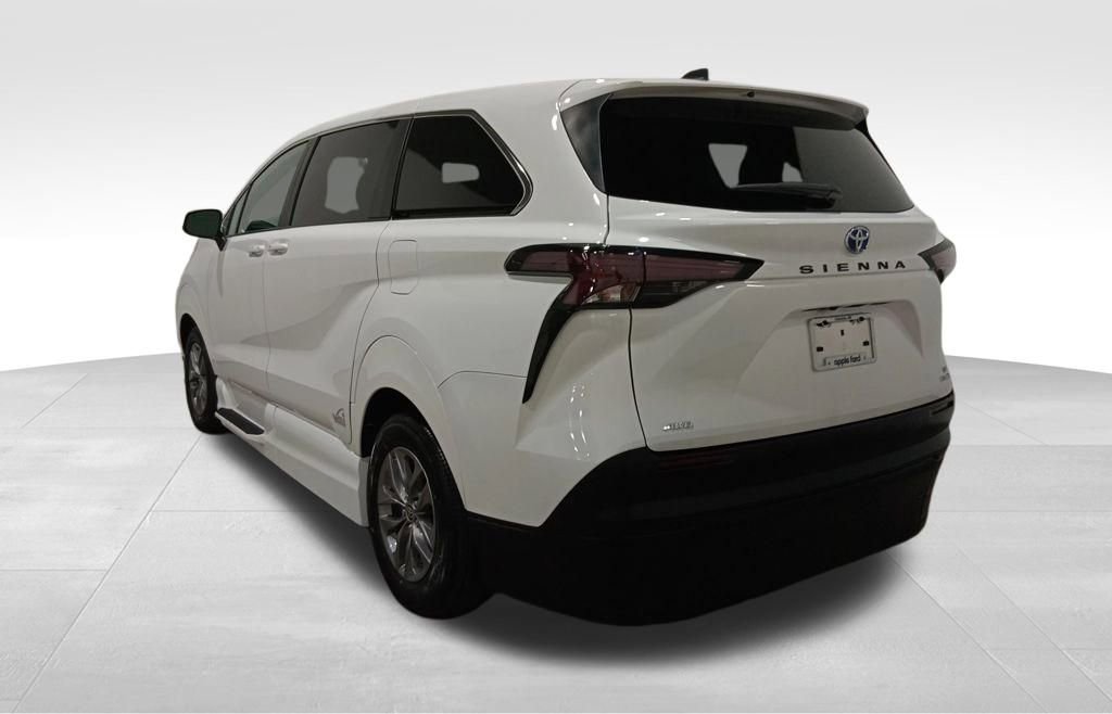 Used 2023 Toyota Sienna LE image 3