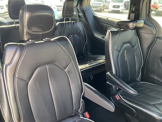 Used 2025 Chrysler Pacifica Limited FWD image 12