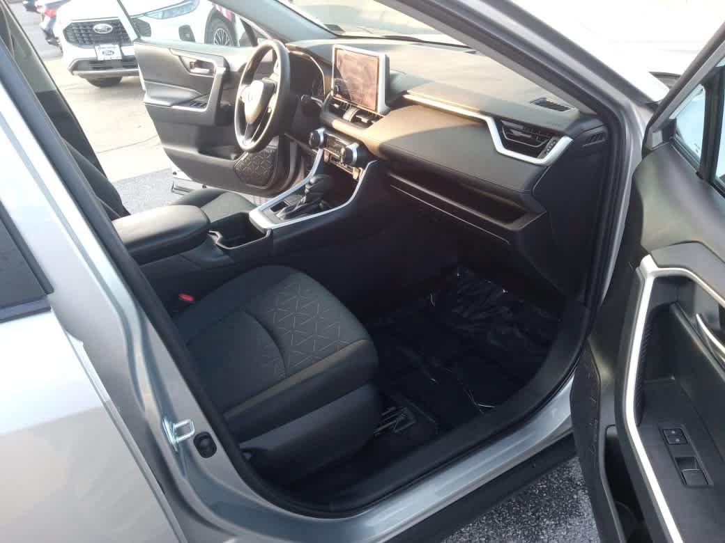 Used 2023 Toyota RAV4 XLE AWD/4WD image 32