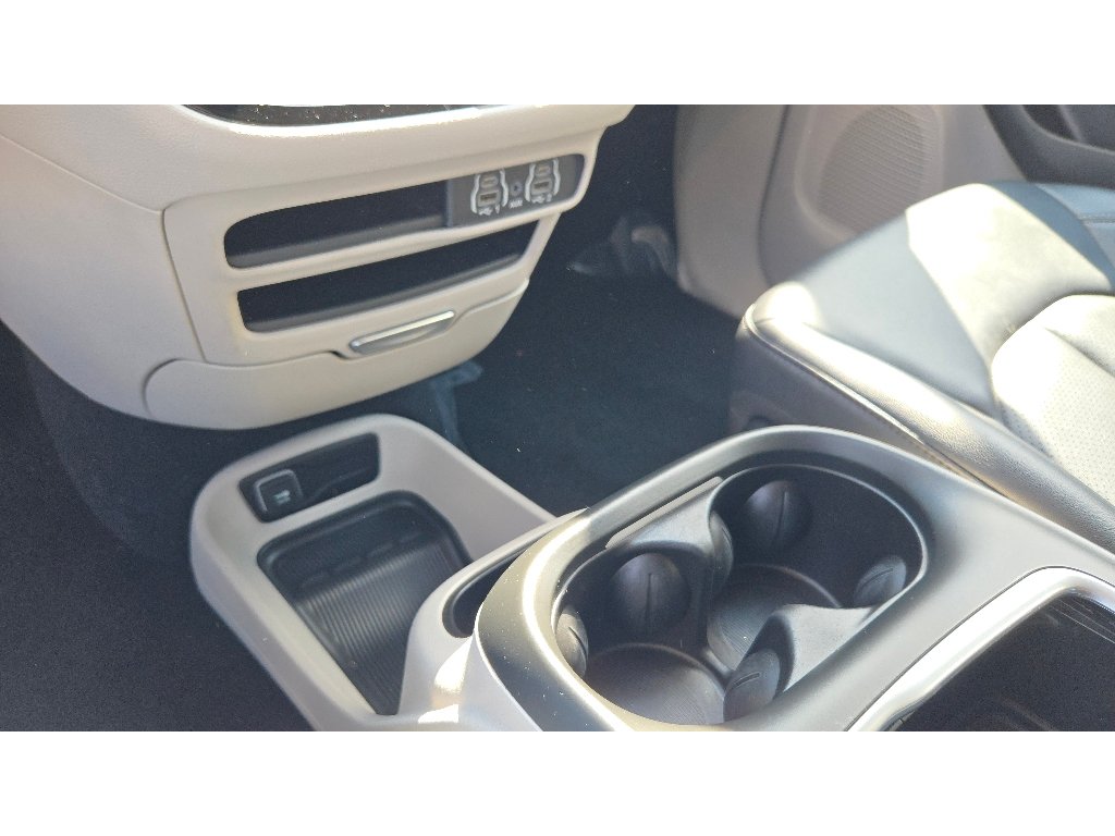 Used 2024 Chrysler Pacifica Touring-L FWD image 26
