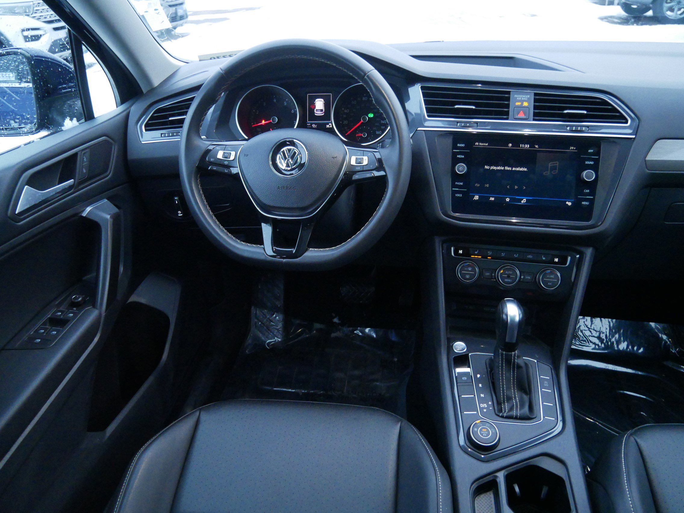 Used 2021 Volkswagen Tiguan SE w/ Panoramic Sunroof Package image 9