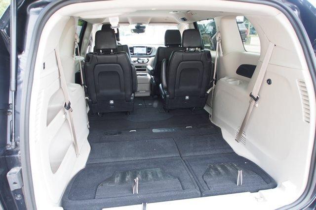 Used 2024 Chrysler Pacifica Touring-L FWD image 18