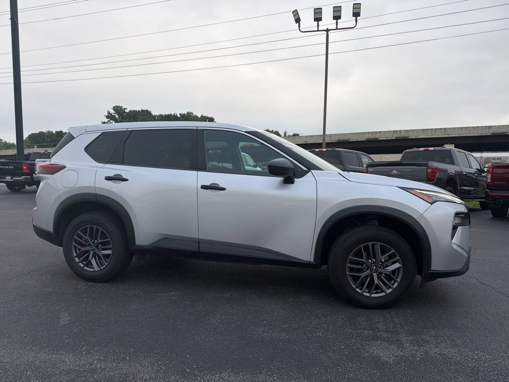 Used 2024 Nissan Rogue S FWD image 3