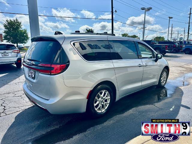 Used 2024 Chrysler Pacifica Touring-L FWD image 4