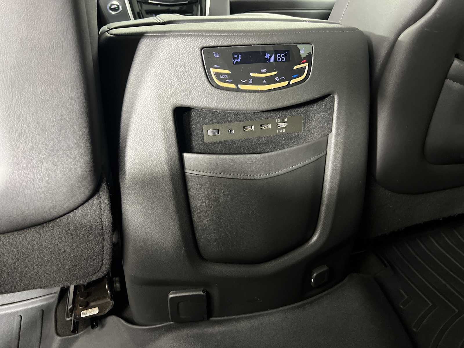 Used 2020 Cadillac Escalade ESV Premium Luxury w/ Escalade Sport Edition RWD image 32