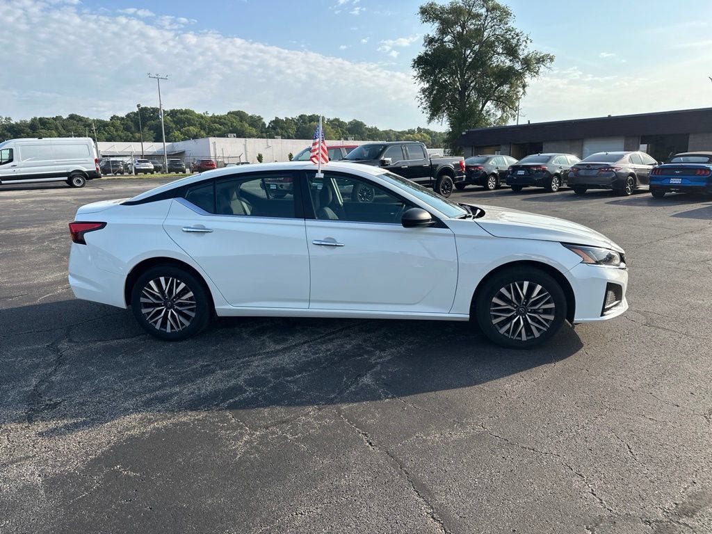 Used 2025 Nissan Altima 2.5 SV AWD/4WD image 4