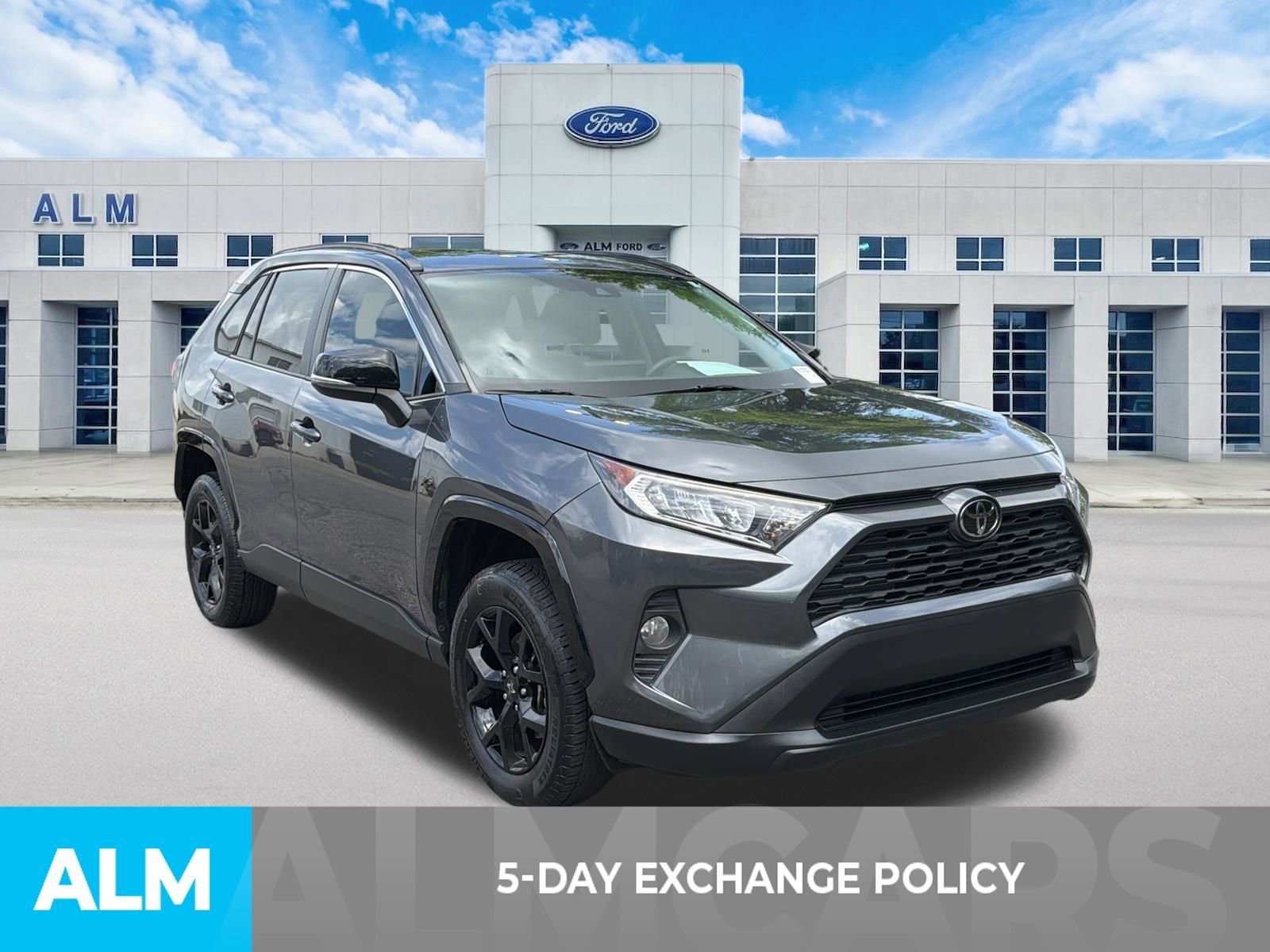 Used 2021 Toyota RAV4 XLE w/ Convenience Package FWD image 3