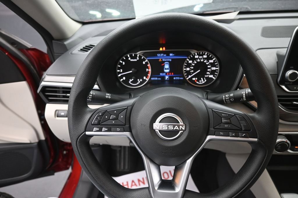 Used 2025 Nissan Altima 2.5 SV FWD image 6