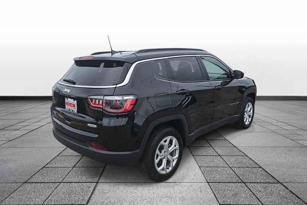 Used 2024 Jeep Compass Latitude AWD/4WD image 5