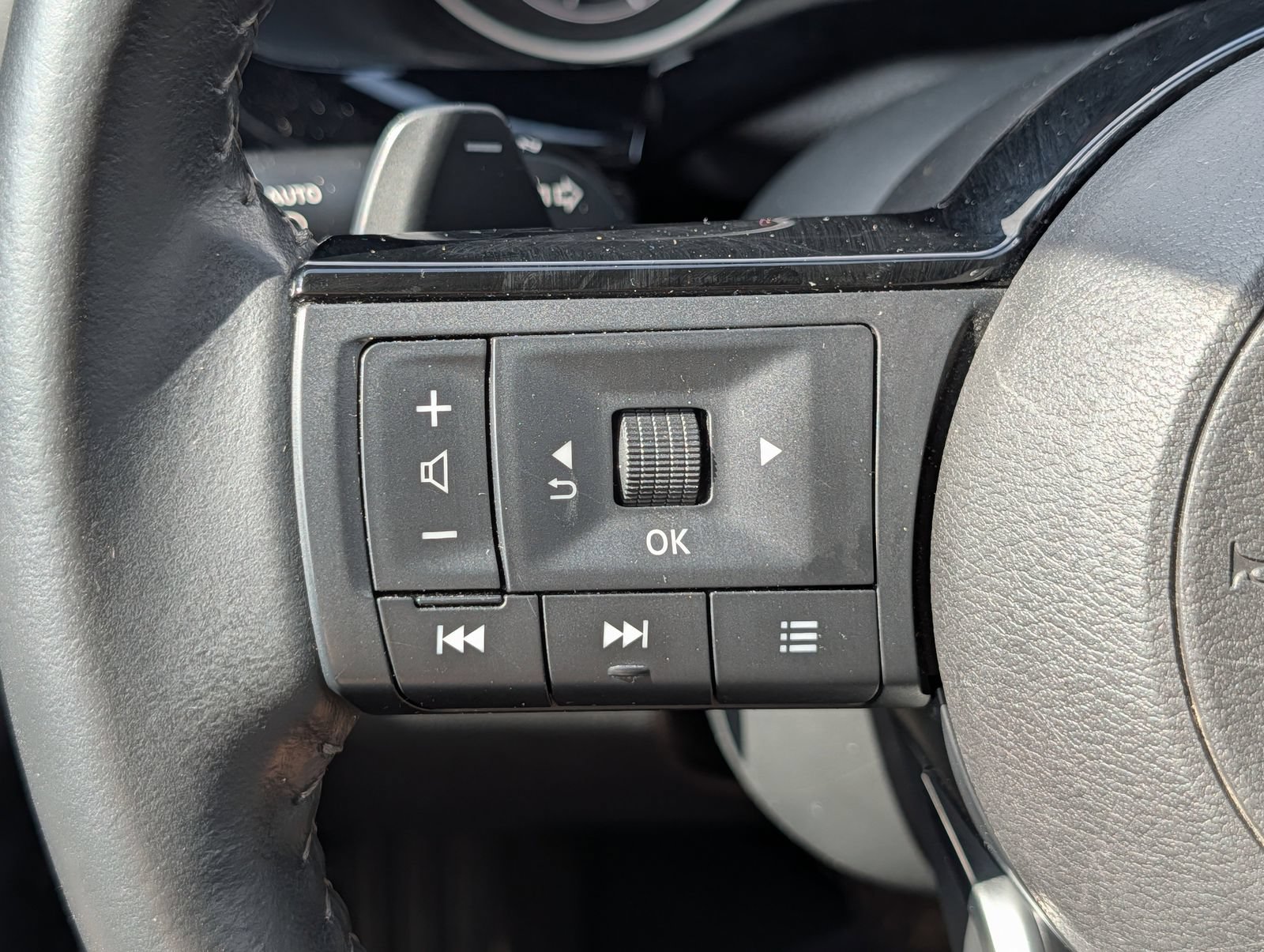 Used 2023 Nissan Pathfinder SV w/ Black Appearance Package AWD/4WD image 34
