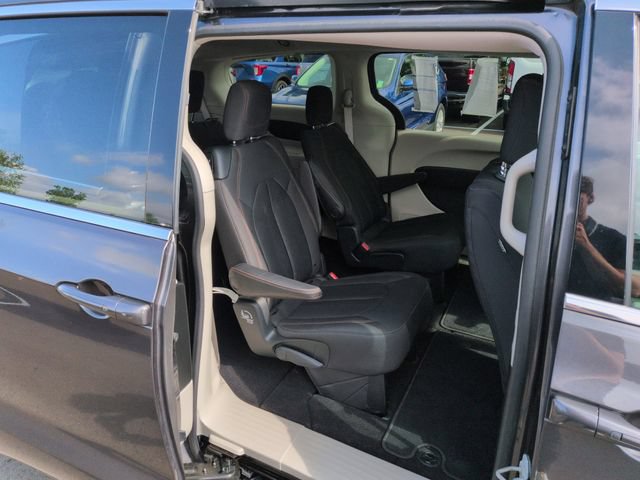 Used 2017 Chrysler Pacifica Touring w/ Tire & Wheel Group FWD image 18