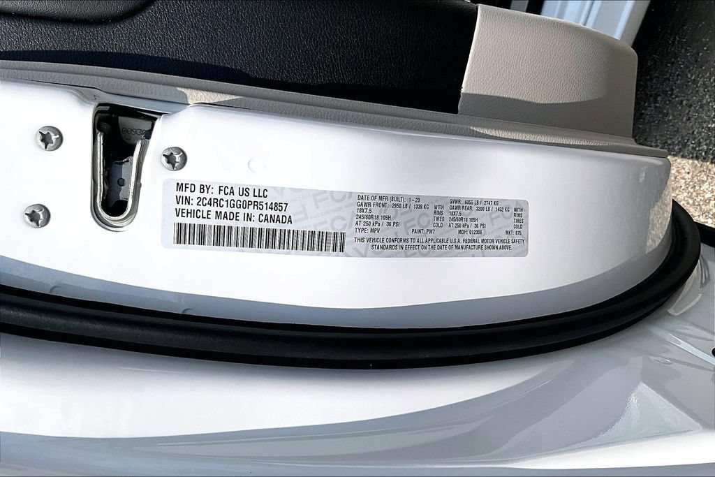 Used 2023 Chrysler Pacifica Limited FWD image 36