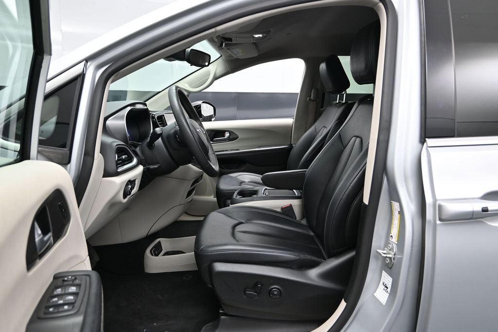 Used 2024 Chrysler Pacifica Touring-L FWD image 21