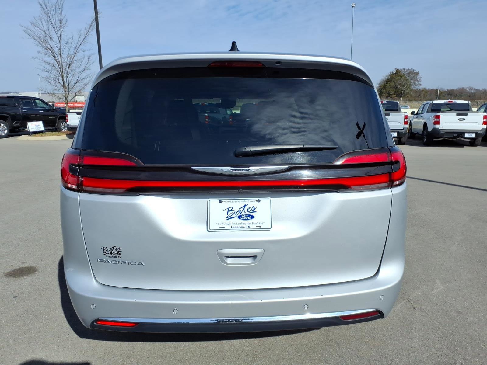 Used 2024 Chrysler Pacifica Touring-L image 4