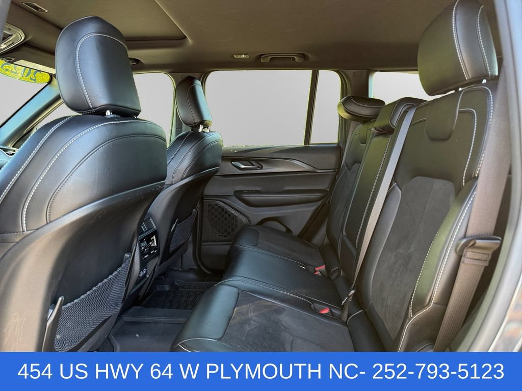 Used 2025 Jeep Grand Cherokee Altitude AWD/4WD image 13