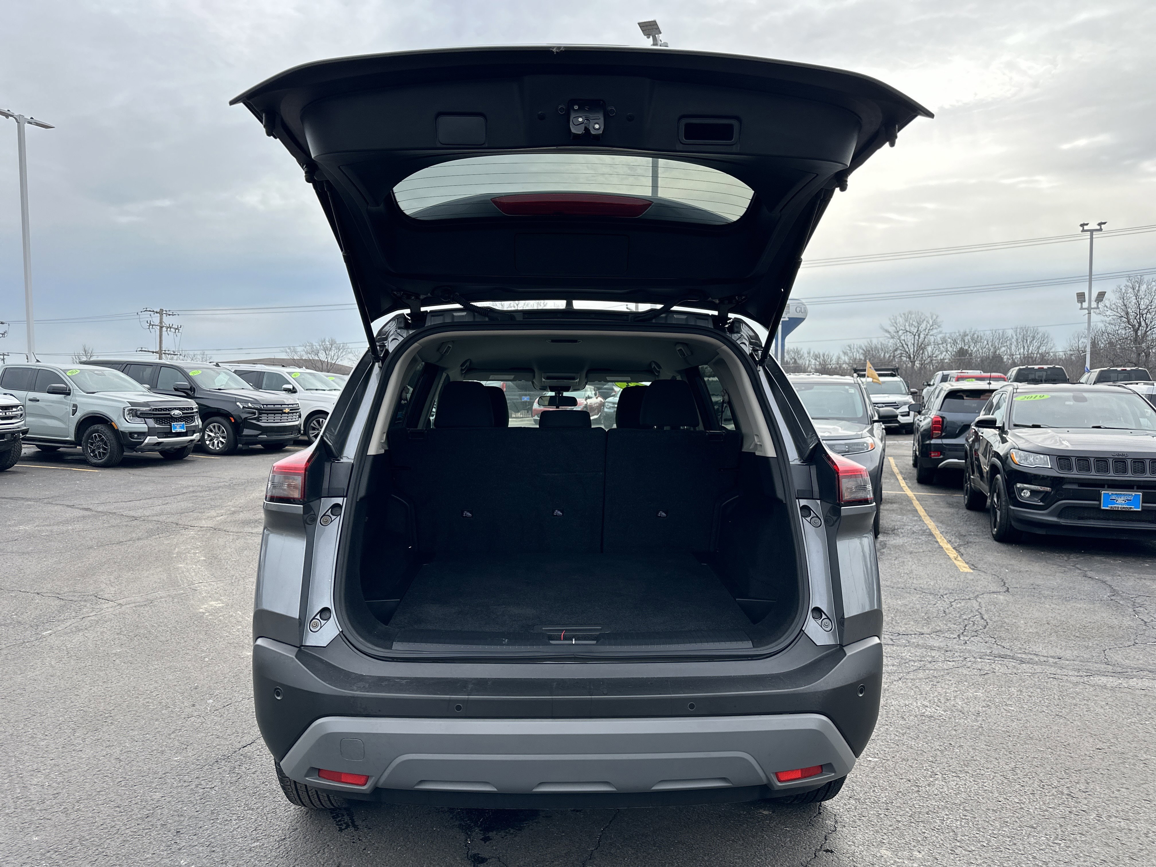 Used 2023 Nissan Rogue S image 9