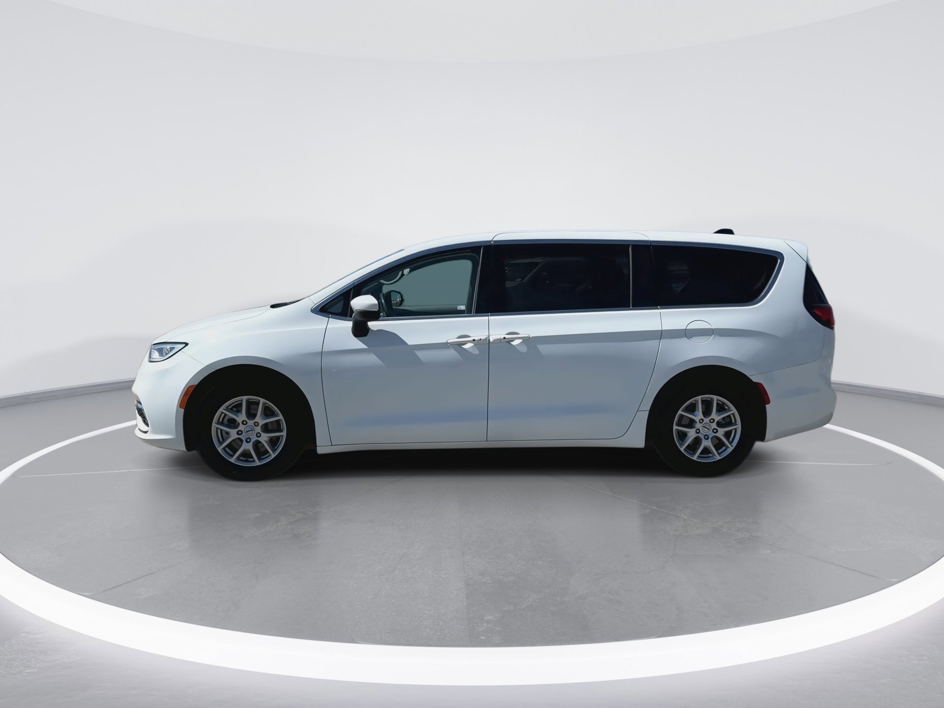 Used 2023 Chrysler Pacifica Touring-L image 8