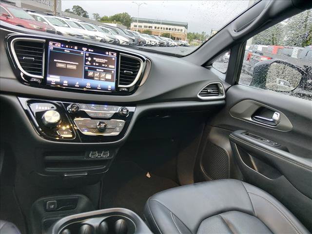 Used 2025 Chrysler Pacifica Select FWD image 12
