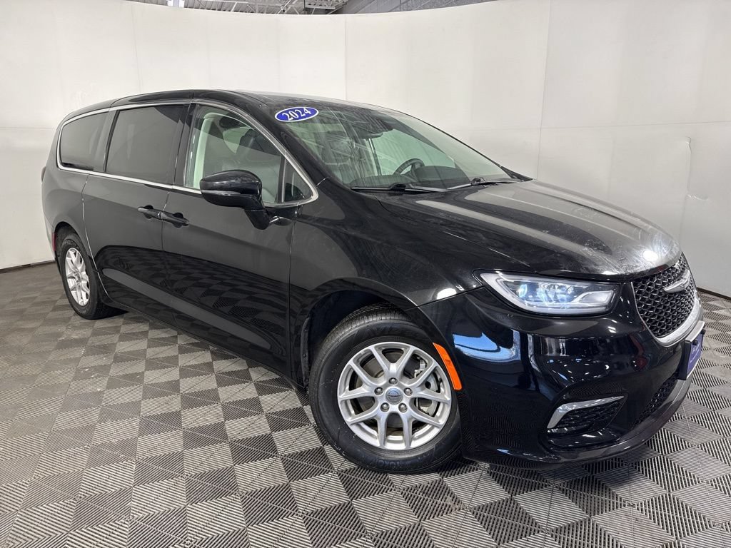 Used 2024 Chrysler Pacifica Touring-L FWD image 33