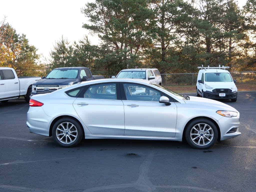 Certified 2017 Ford Fusion SE FWD image 5