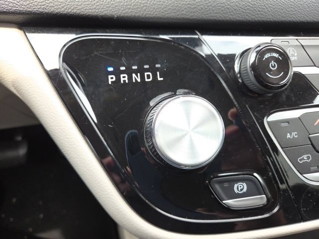 Used 2023 Chrysler Pacifica Touring-L FWD image 34