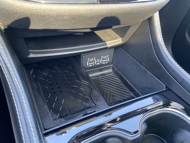 Used 2025 Chrysler Pacifica Limited image 33