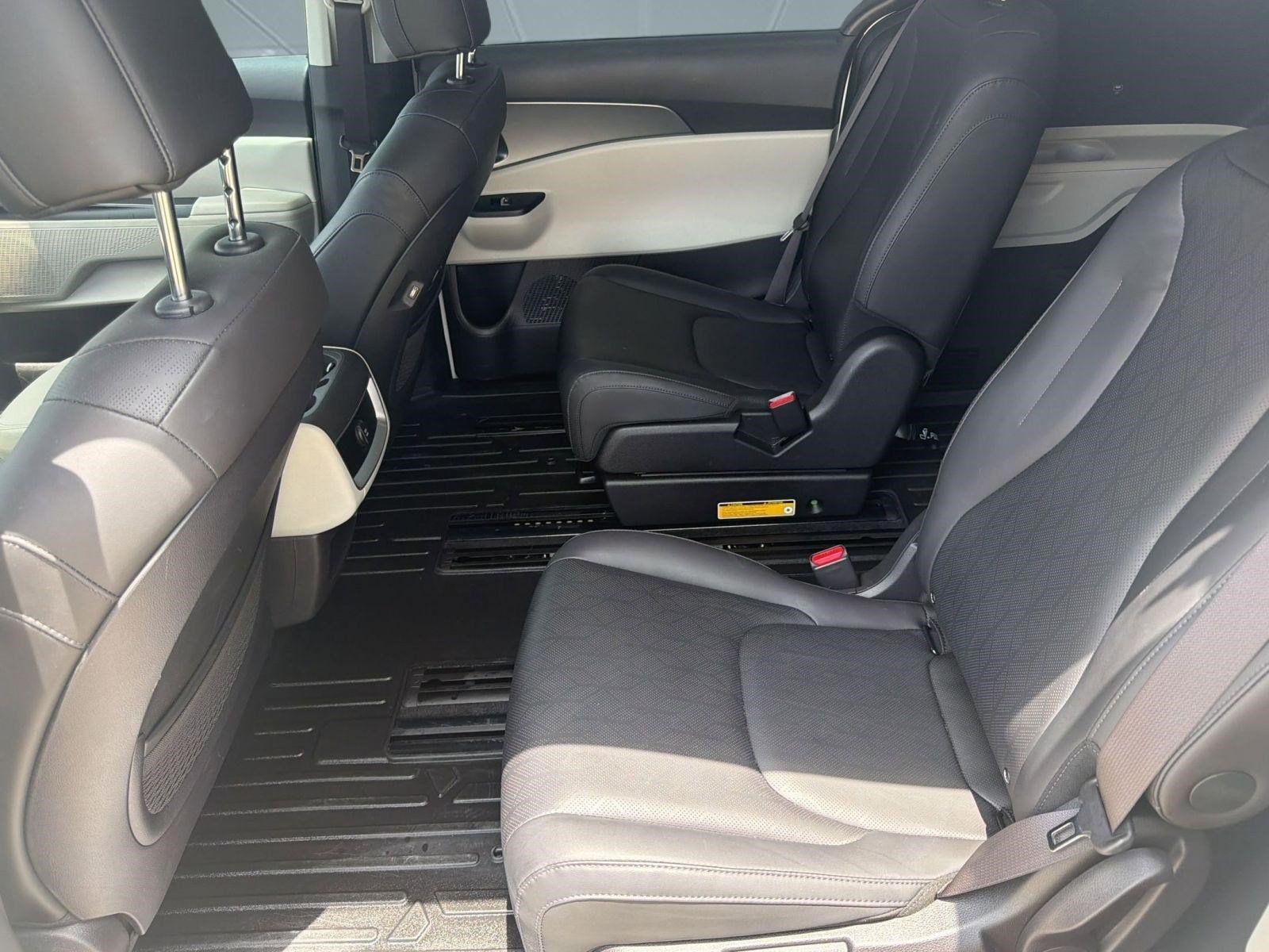 Used 2023 Kia Carnival LX FWD image 14