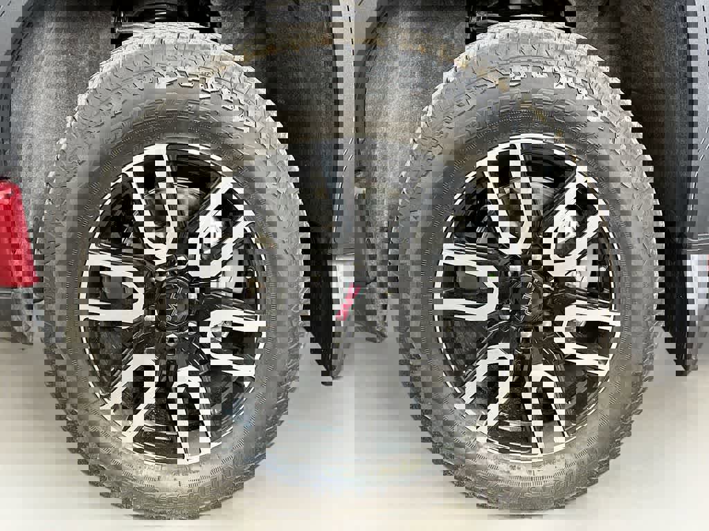 Used 2025 GMC Sierra 1500 AT4 w/ Technology Package image 11