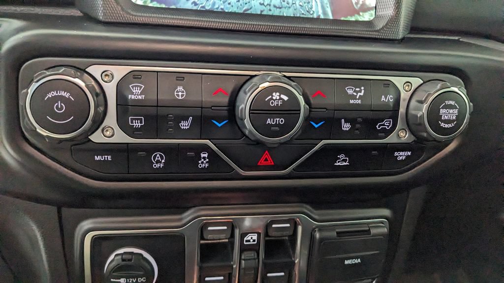 Used 2022 Jeep Gladiator Overland w/ Dual Top Group AWD/4WD image 29