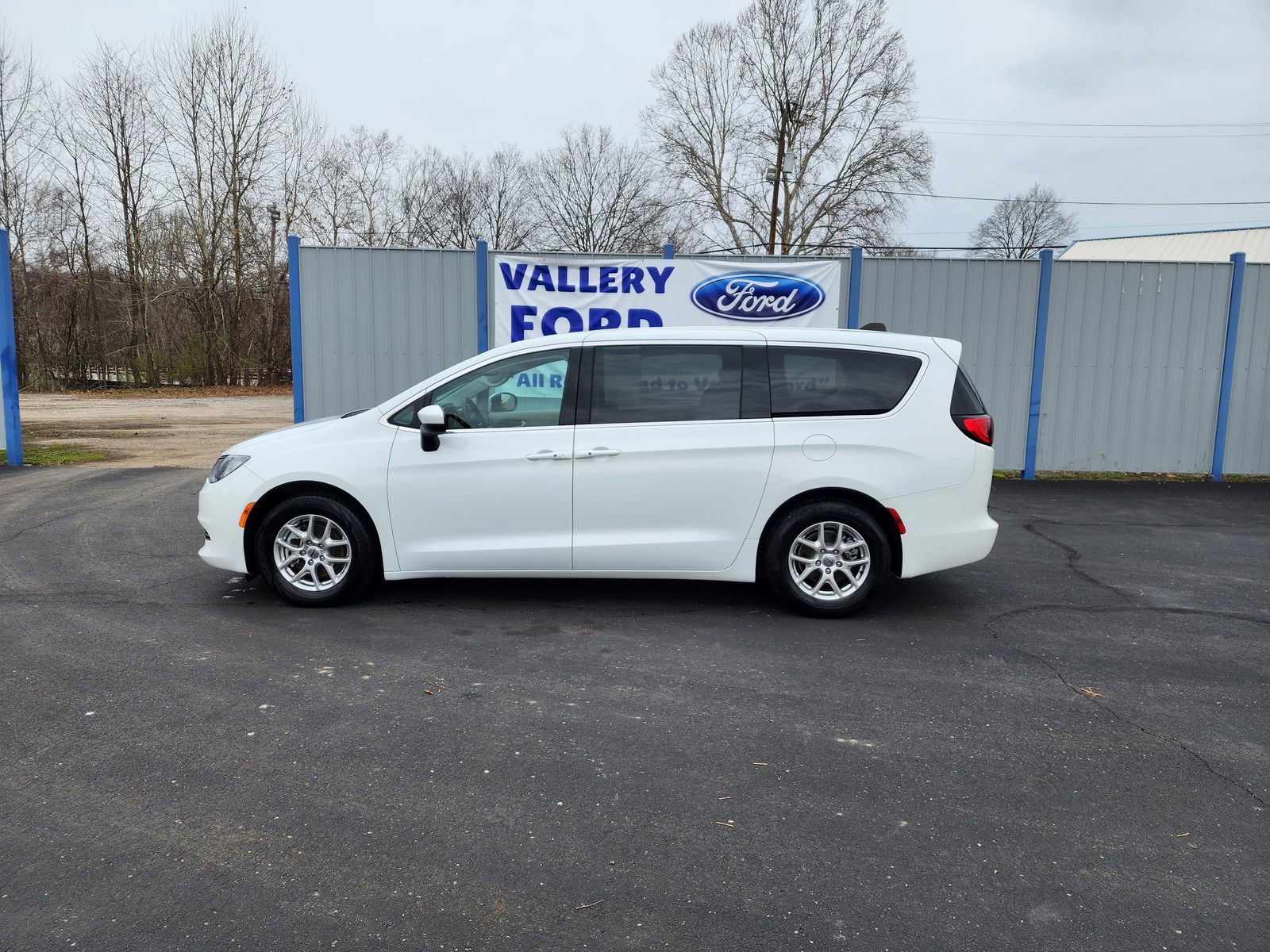 Used 2023 Chrysler Voyager LX FWD image 2