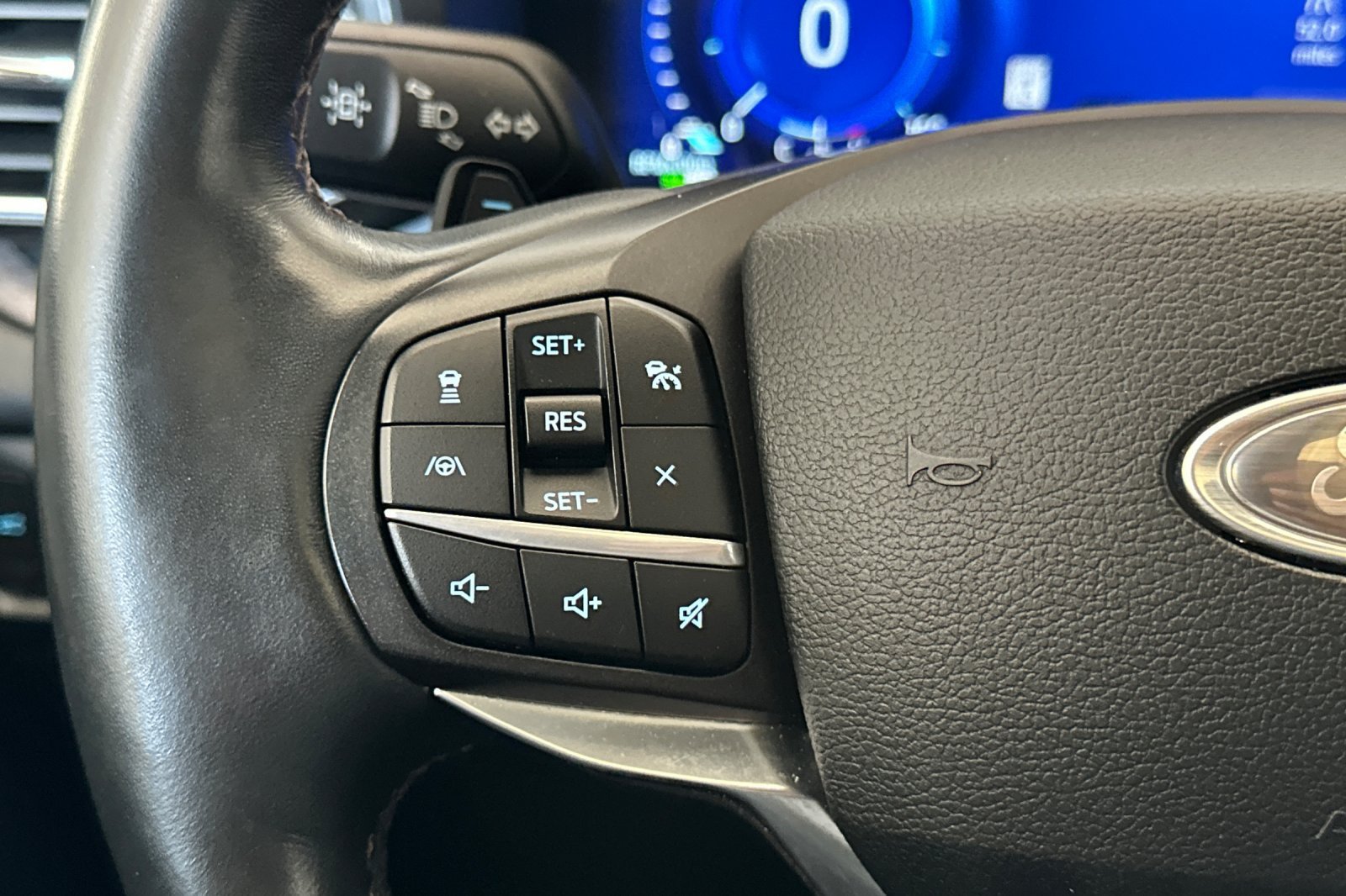 Certified 2020 Ford Explorer Platinum w/ Premium Technology Package AWD/4WD image 27