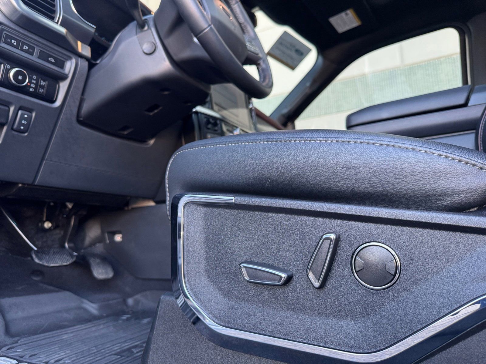 Certified 2023 Ford F150 Lariat w/ Equipment Group 502A High image 21