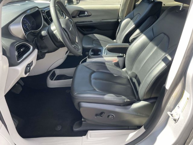 Used 2024 Chrysler Pacifica Touring-L FWD image 21