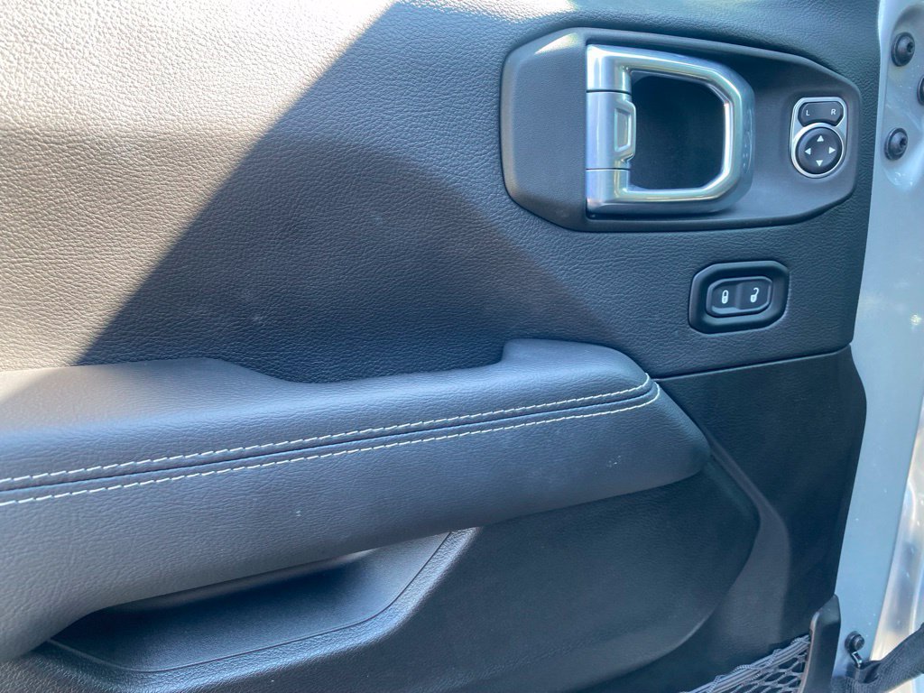 Used 2023 Jeep Wrangler Unlimited Sahara AWD/4WD image 16