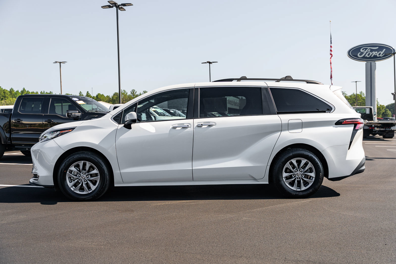Used 2022 Toyota Sienna XLE FWD image 4