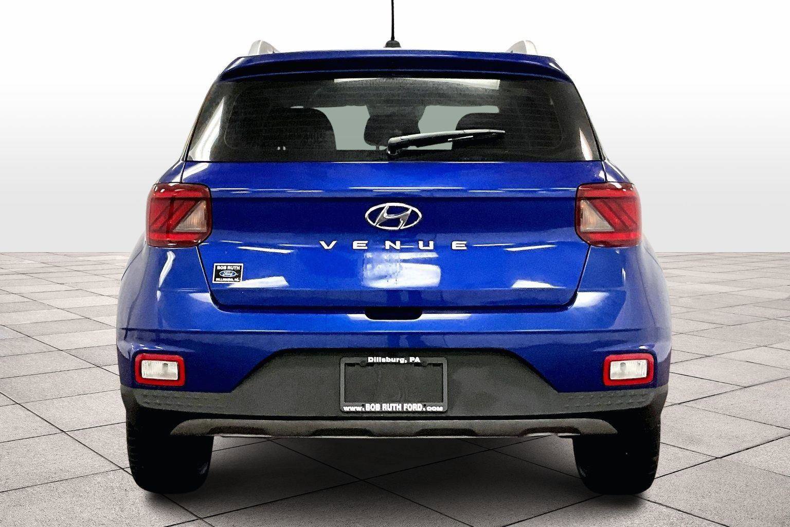 Used 2024 Hyundai Venue SEL image 2